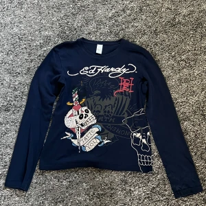 Ed Hardy Long Sleeve - Säljer min marinblå Ed Hardy tröja eftersom att jag beställde hem en storlek för stor. Helt oanvänd och i nyskick. Häftigt tryck på ryggen!