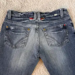 Lågmidjade bootcut jeans från River Island🤍 Uppsprättade längst ner!
