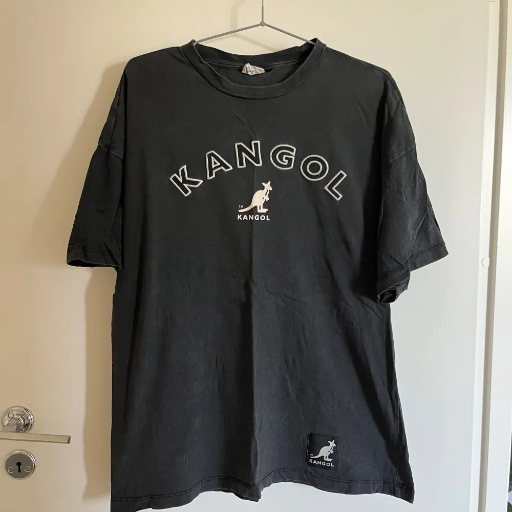 En oversized t-shirt från H&Ms sammarbete med Kangol. Tröjan är grå/svart och i bra skick 🦘. T-shirts.