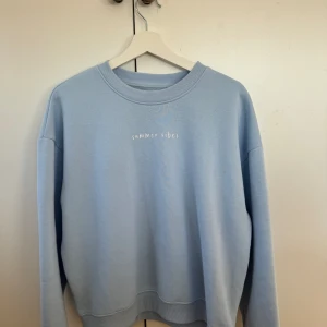 En fin ljusblå sweatshirt  - En fin ljusblå sweatshirt från lager 157 i storlek S. Den är i väldigt fint skick och använd 1 gång! 