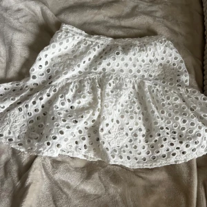 Vit kjol - Jätte fin sommarkjol från zara! Nyskick med inbyggda shorts. Barnstorlek så 164 vilket passar mig som vanligtvis är 34-36 i byxor
