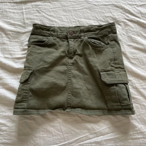 Jeanskjol - Fin jeanskjol från Lindex, bra skick. Storlek 134/140 men är ganska stor i storleken så kan även passa Xs.