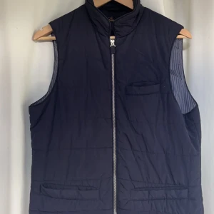 Stenströms Väst  - Säljer nu min sjukt feta stenströms väst köpt för 1999kr! Hör av er vid frågor & funderingar🤝 Storlek S men passar M! Utmärkt nu till sommaren samt hösten🫡