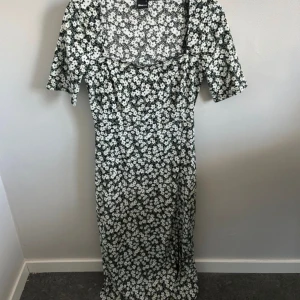 Klänning - Bra skick, använd en gång. Fin skärning över bröstkorgen och slit nedtill. 