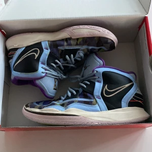 KYRIE//INFINITY// - Hej! Säljer dessa basketskor då de inte passar. De har vissa märken men bara av naturlig användning