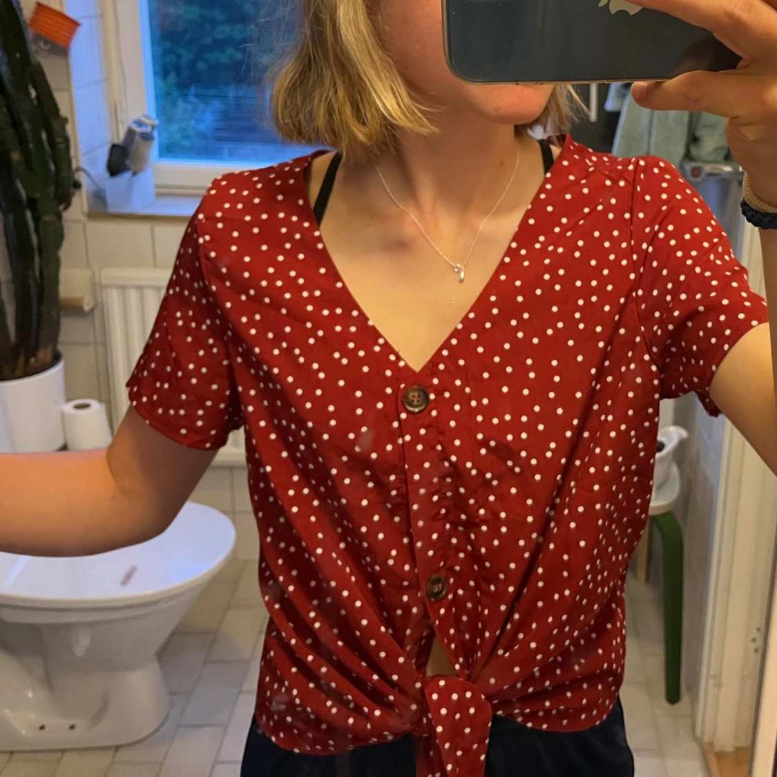 Söt kastanjefärjad knytblus med vita prickar