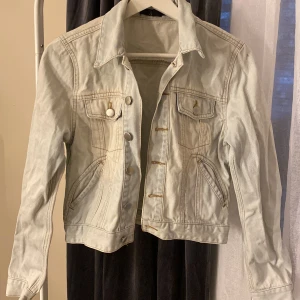 Jeansjacka - jeansjacka från åhléns. 
