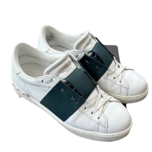 Valentino open - Nu har vi fått in dessa stilrena valentino opens! Storlek-43, skick 9/10 lite slitet på sulan men inget stort. Medföljer box och två dustbags! Hör av dig vid frågor eller funderingar!😃🤝👍