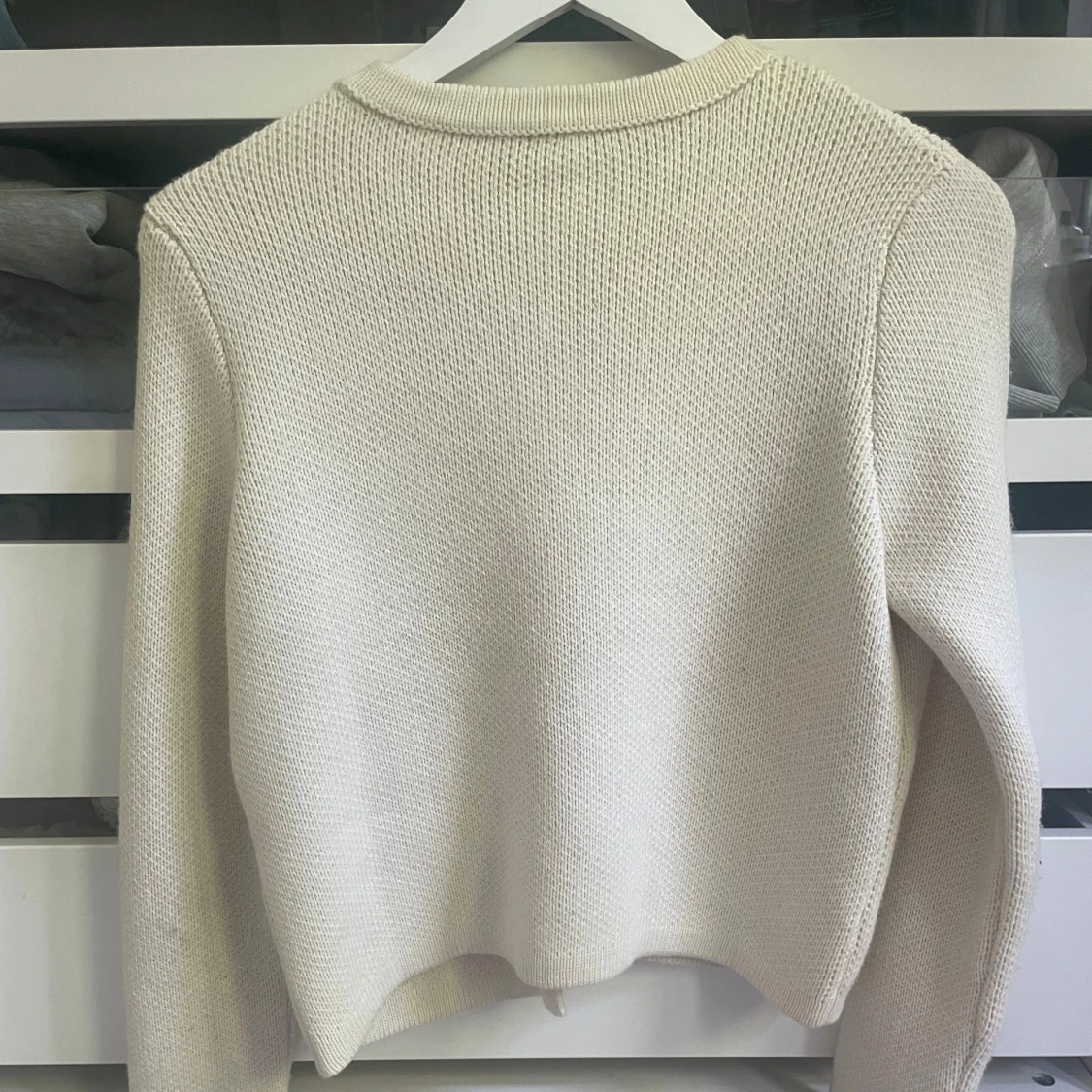 Vit kofta med guldknappar  - 90