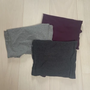 Linnen - Linnen paket i strl xs. Styck: 25kr alla: 60kr Grått linne (bild 1) strl xs från Bikbok, svart/ mörk grått linne: xs från lager 157 ( lite nopprig) mörk lilla linne: xs från Gina tricot