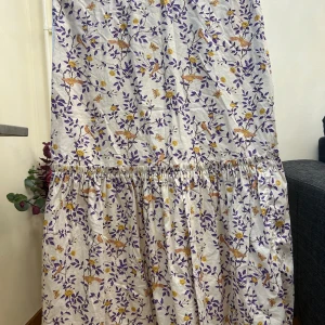 Blommig kjol  - Säljes blommig kjol från Cubus storlek S