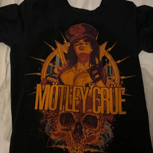 Mötley Crüe t-shirt - Fint Mötley crüe merch! Storlek M