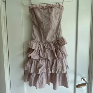 Volang klänning  - Den är i jätte bra skick, jag har andlöst den typ 2 gånger men köpt från en annan tjej på plick. Inte använd så mycket pågrund av att jag tycker inte jag passar så bra i den men det ör en jätte fin klänning 