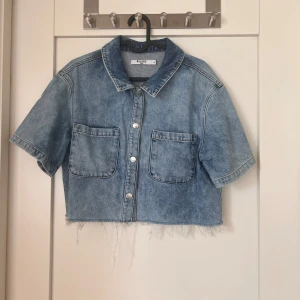 NAKD Cropped denim jacket  - Cropped jeansjacka från NAKD.  Strl. 40 (passar XS-M)