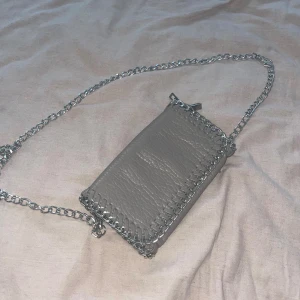 Axelremsväska  - Fin och enkel väska som är lätt att ha med sig💗 Inge slitage eller liknande märken. Skicka prisförslag vid snabb och enkel affär💗