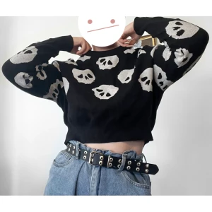 Tjock långärmad med dödskallar - Tjockare långärmad tröja med dödskallar st XL Använd fåtal gånger