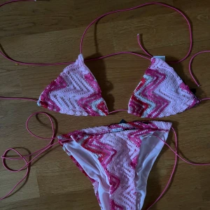 Missoni liknade bikini. - Säljer denna slutsålda missoni liknande bikini i S. Köpt i usa. Helt oanvänd. Pris kan diskuteras , först till kvarn🤍