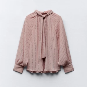 Rosa blus - Rosa blus ifrån Zara med rosett i nacken. Aldrig använt. Nypris 329kr. 
