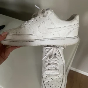 Nike skor, Strl 38 - Strl 38. Köpta på statium för kanske tre månader sedan. Använt endast två veckor, insåg att dom var för små. (Kosta 1000kr nånting, minns inte riktigt.) tvättar dom såklart innan om de skulle önskas !😄