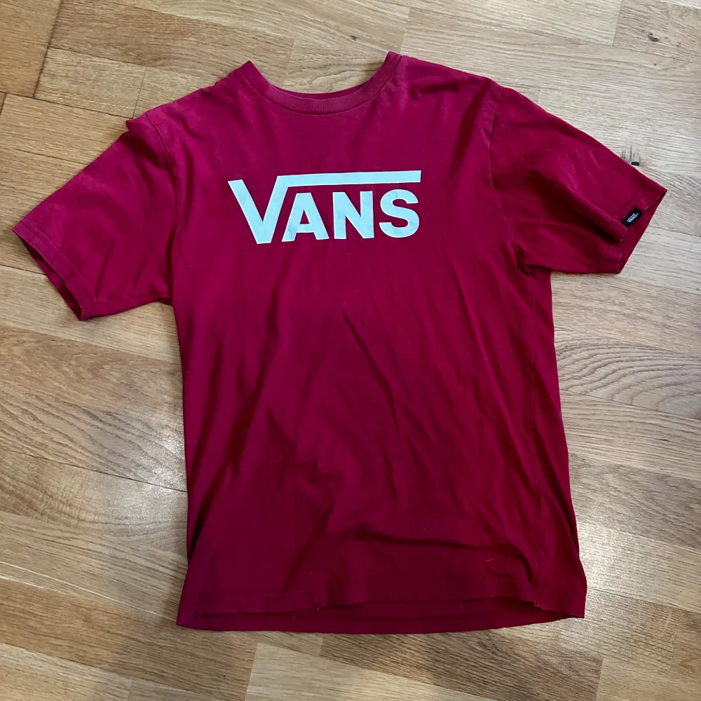 Hej, nu säljer jag min röda Vans t-shirt i gott skick. Den är sparsamt använd. Han på bilden är ca 168. Skriv för mer bilder eller funderingar!. T-shirts.