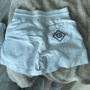 Vita shorts från Gant - Helt nya shorts men har tyvärr inte kommit till användning. 
