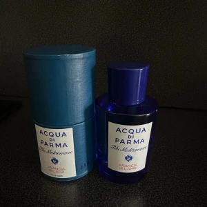 ACQUA DI PARMA ARANCI di CAPRI - säljer denna oanvända parfym, fick den som present men den passade inte min smak så väljer att sälja den istället. Bara 2 testsprut dvs oanvänd. 75ml. Original box ingår. Nypris runt 1200kr. Doft: Citron, mandarin, citron, kardemumma och mysk
