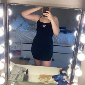 Svart klänning  - Säljer min svarta klänning från hm, då den ej passar mig längre och kommer då inte till användning. Använd 1-2 gånger, 