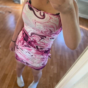 Rosa marmor klänning - Marmorklänning i storlek 14-15 år men skulle säga den som en xs, väldigt stretchig. Använd en gång, inga synliga tecken alls på användning.