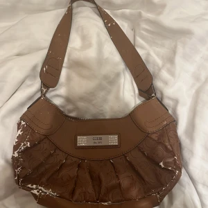 guess väska - säljer då den inte kommer till användning längre! den är sliten där av priset men den är fortfarande jättefin. använd gärna ”köp nu”❤️