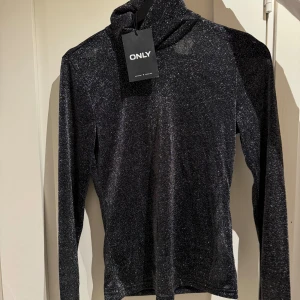 Genomskinlig glittrig tröja - Säljer denna snygga fest tröjan då den tyvärr inte passar mig, prislappen sitter kvar! Aldrig använd! 