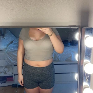 Beige t-shirt  - Säljer min beige T-shirt från hm då den ej kommer till användning, använd fåtal gånger och är väldigt bra skick.