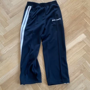 Palm angels byxor - Palm angels byxor svarta storlek L, köpta på nk förra året! Skriv vid intresse