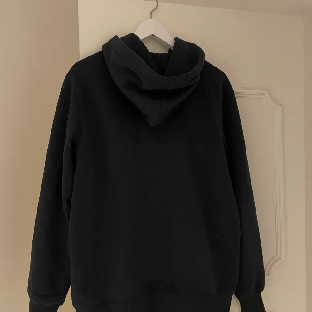 Säljer nu denna snygga zip hoodie från mango i färgen marinblå. Har bara använt den ett fåtal gånger så den är i superfint skick! Hör av er vid minsta lilla fråga!. Hoodies.