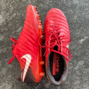 Nike Tiempo - SJUKT bra konstgrässkor från Nike Tiempo. Äkta läder på dessa och väldigt sköna. Använt skick, men inga som helst defekter!  Nypris: 2200kr  Storlek: 43