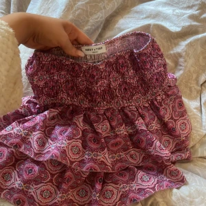 Meetmethere kjol - En jättefin populär kjol får meet me there, säljer den pågrund av att jag har så många kjolar💕💕 priset går att diskutera om