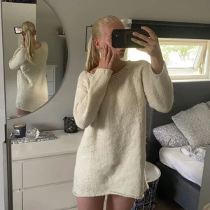 Stickad klänning/tröja - Skön stickad tröja som även kan användas som midi klänning, perfekt nu till lite kyliga sommarkvällar🌅💕