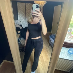 Juicy couture svarta byxor - Svarta juicy byxor, har inte kommit till så mycket användning därför säljer jag. Köpte byxorna på deras officiella hemsida💕