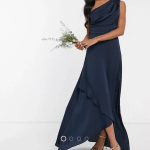 Klänning - Marinblå satin klänning från asos i bra skick storlek 34