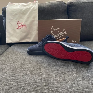 Christian louboutin - Säljer nu mina loubs i toppskick, vid köp medföljer dustbag och låda. Skorna har storleken 40 - 40,5