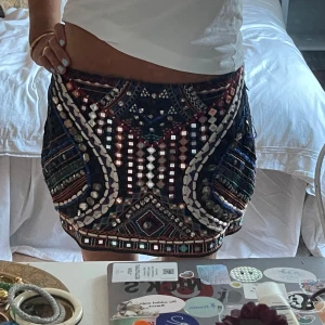 Kjol med paljetter  - As cool kjol med paljetter och annat från mango! Köpt second hand ❤️🍓