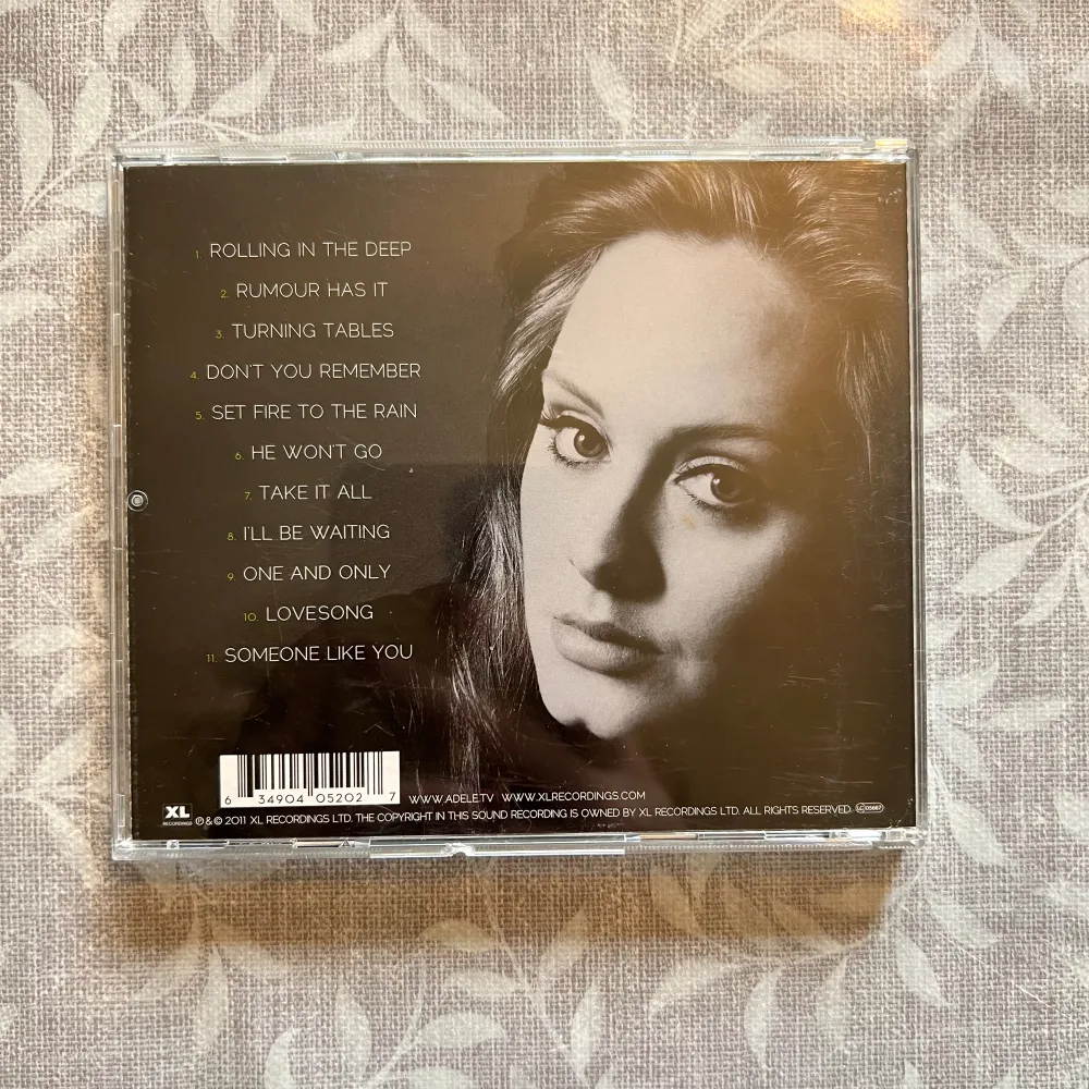 Adele cd 21 i väldigt bra skick. Skivan är testad och fungerar.. Övrigt.