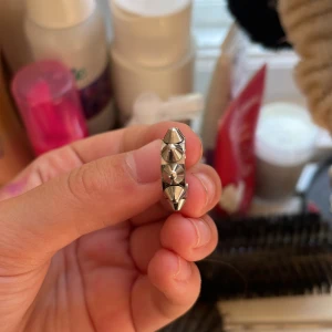 ETT edbladsörhänge - säljer 1 edbladsörhänge då jag tappat bort det andra❤️ använt, men rengjort och inte skadat ❤️