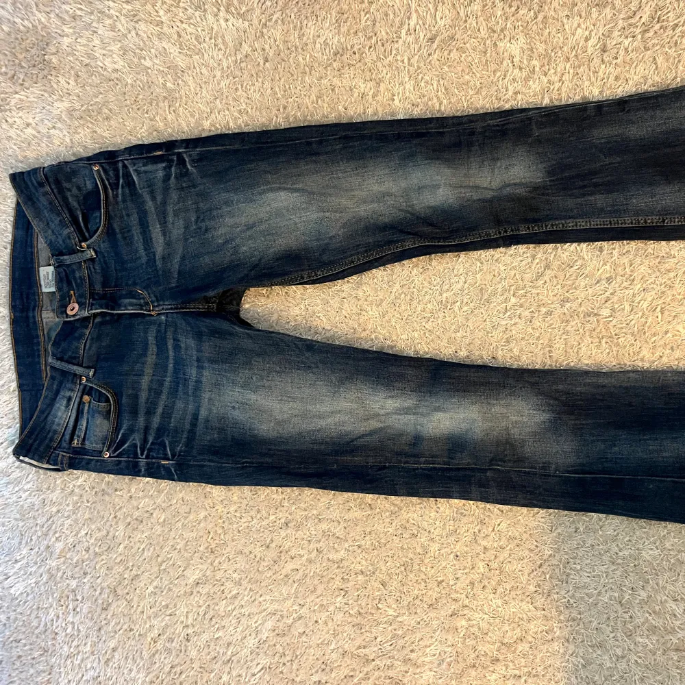 Super snygga lågmidjade boutcut jeans!💙 Älskar verkligen både färgen och passformen men det har tyvärr blivit försmå för mig!😪. Jeans & Byxor.