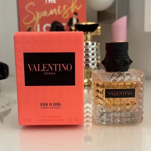 Valentino Donna parfym - Säljer denna Valentino Donna parfymen ”Born in Roma” i doften Coral fantasy 30ml, då den inte har kommit till användning!🫶🏼