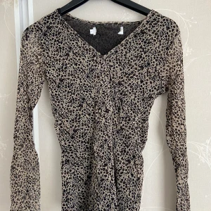 Leopard tröja  - Super fin leopard tröja/blus som jag fyndade på secondhand men som tyvärr är lite liten för mig ( skulle säga att den är mer som en Xs än S) ‼️tröjan är lite mörkare i verkligheten‼️