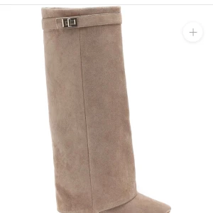 Fold over boots  - Sprillans nya boots från Lululia, nypris 600kr 🤍 endast provade (därav dåliga bilder). Storlek 38 men passar nog en 37. Liiite för små för mig som har 39. Hör av er vid frågor ✨