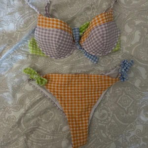 Calzedonia rutig bikini  - Bikini fint skick, strl B/C på kupan, trosorna S/M justerbara. Använd 1 gång. 
