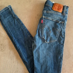 Levis jeans - Supersnygga skinnyjeans från Levis, använda men i gott skick. Ena bakfickan har gått upp lite men det går o fixa med lite nål o tråd!