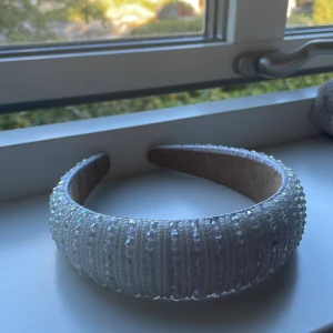 Diadem - Sjukt snyggt vitt diadem💞