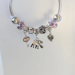 Armband i rostfritt stål med olika hänge och pärlor ny  -  Sträckbart armband i rostfritt stål med pärlor med stora hål och metallhjärtnyckel elefanthänge, fashionabla vackra smycken